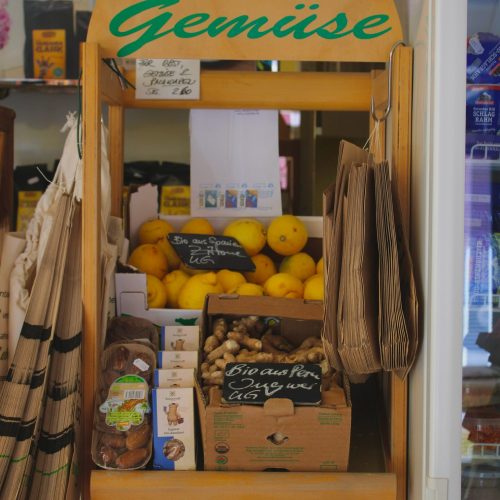 Regal mit Obst und Gemüse im Laden von Biobäckerei Thyen