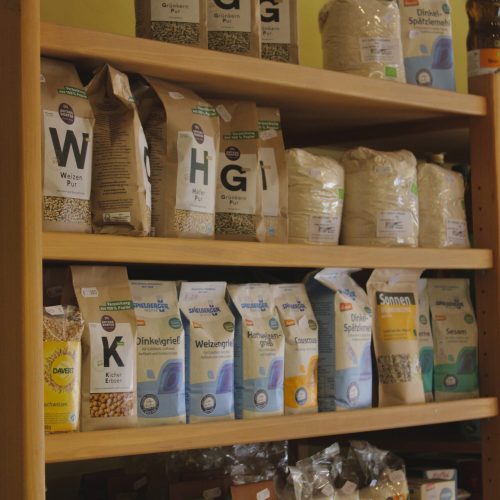 Regal von Biobäckerei Thyen mit verschiedenen Mehlsorten